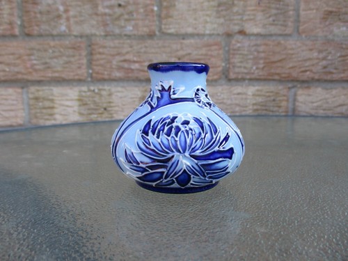 Moorcroft blue - on,