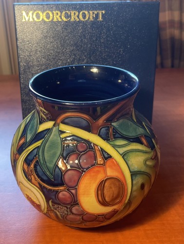 Stunning moorcroft queen - stunning, queen's